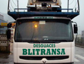 Servicio de grúa Desguace Blitransa en polígono de Riaño