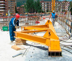 Gruisa servicio de mantenimiento de grúas en el polígono de Riaño