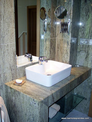 Baño realizado en Granito, Marmoles Prendes