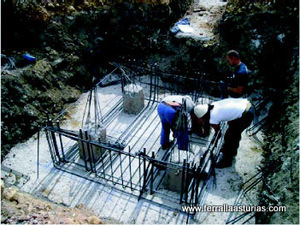 Montadores sobre estrucctura de obra, Ferralla las Arobias S.L.