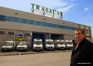 Fachada y flota de vehiculos de Trasacar