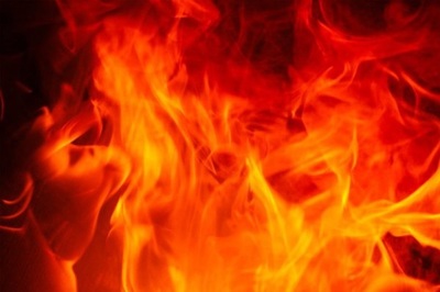 SE INCENDIA UN COCHE EN EL POLÍGONO RIAÑO III SE INCENDIA UN COCHE EN EL POLÍGONO RIAÑO III