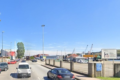 INCENDIO EN UN CAMIÓN EN EL ÁREA INDUSTRIAL DE LA RÍA INCENDIO EN UN CAMIÓN EN EL ÁREA INDUSTRIAL DE LA RÍA